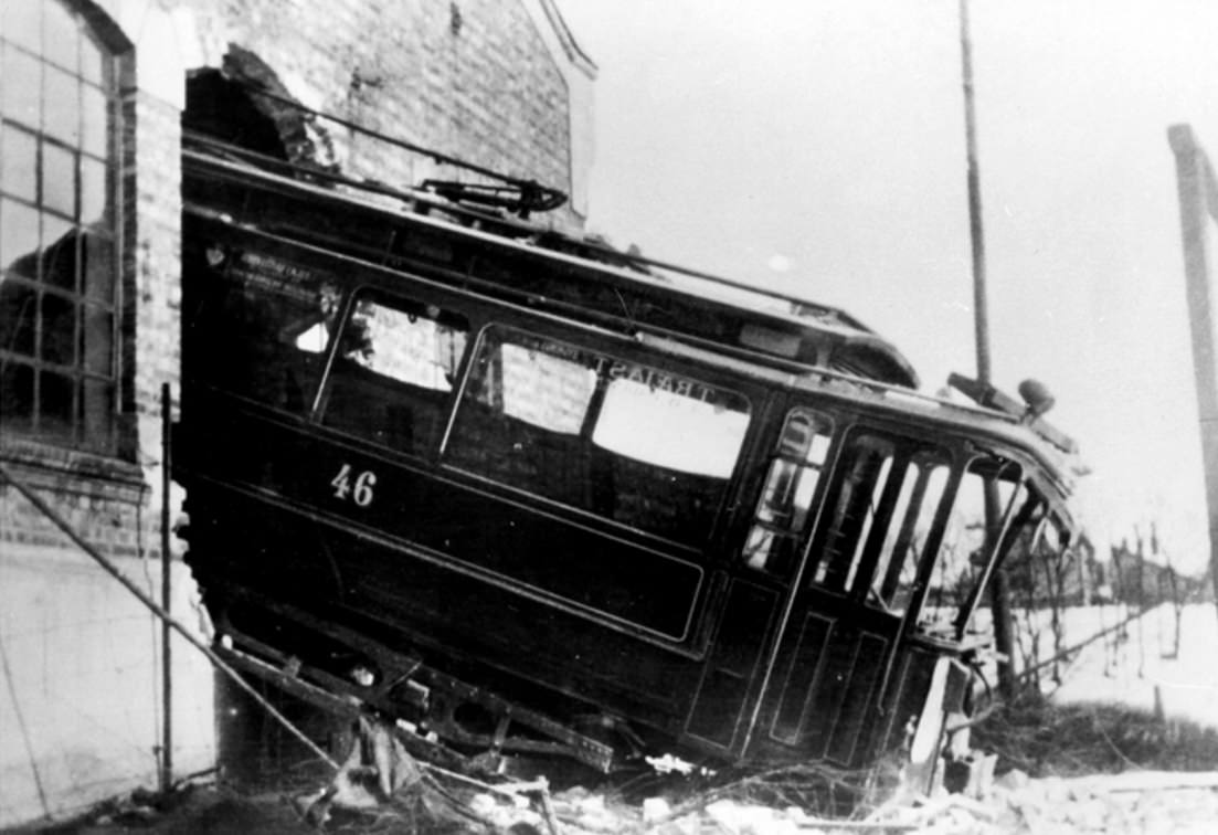 Verunglückte Straßenbahn 1913 in Torshov (Oslo) (schwarz-weiß Foto)
