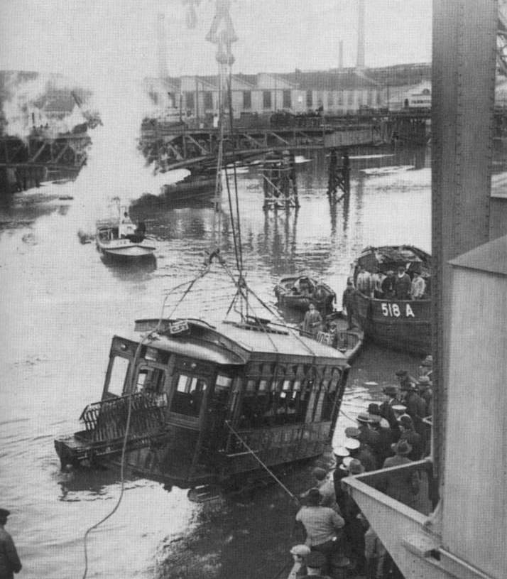 Verunglückte Straßenbahn 1913 in Torshov (Oslo) (schwarz-weiß Foto)