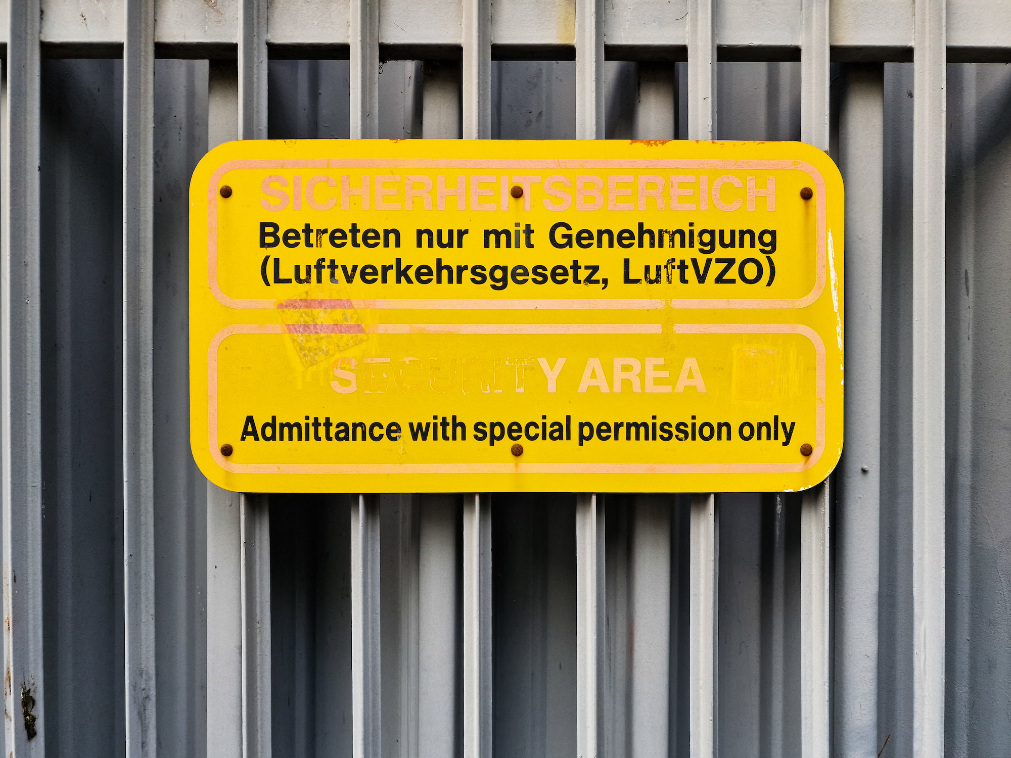 SICHERHEITSBEREICH Betreten nur mit Genehmigung (Luftverkehrsgesetz, LuftVzO)
