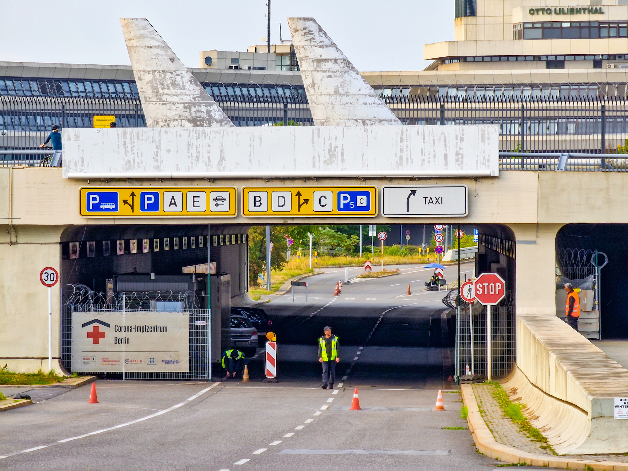 Einfahrt zum Flughafen