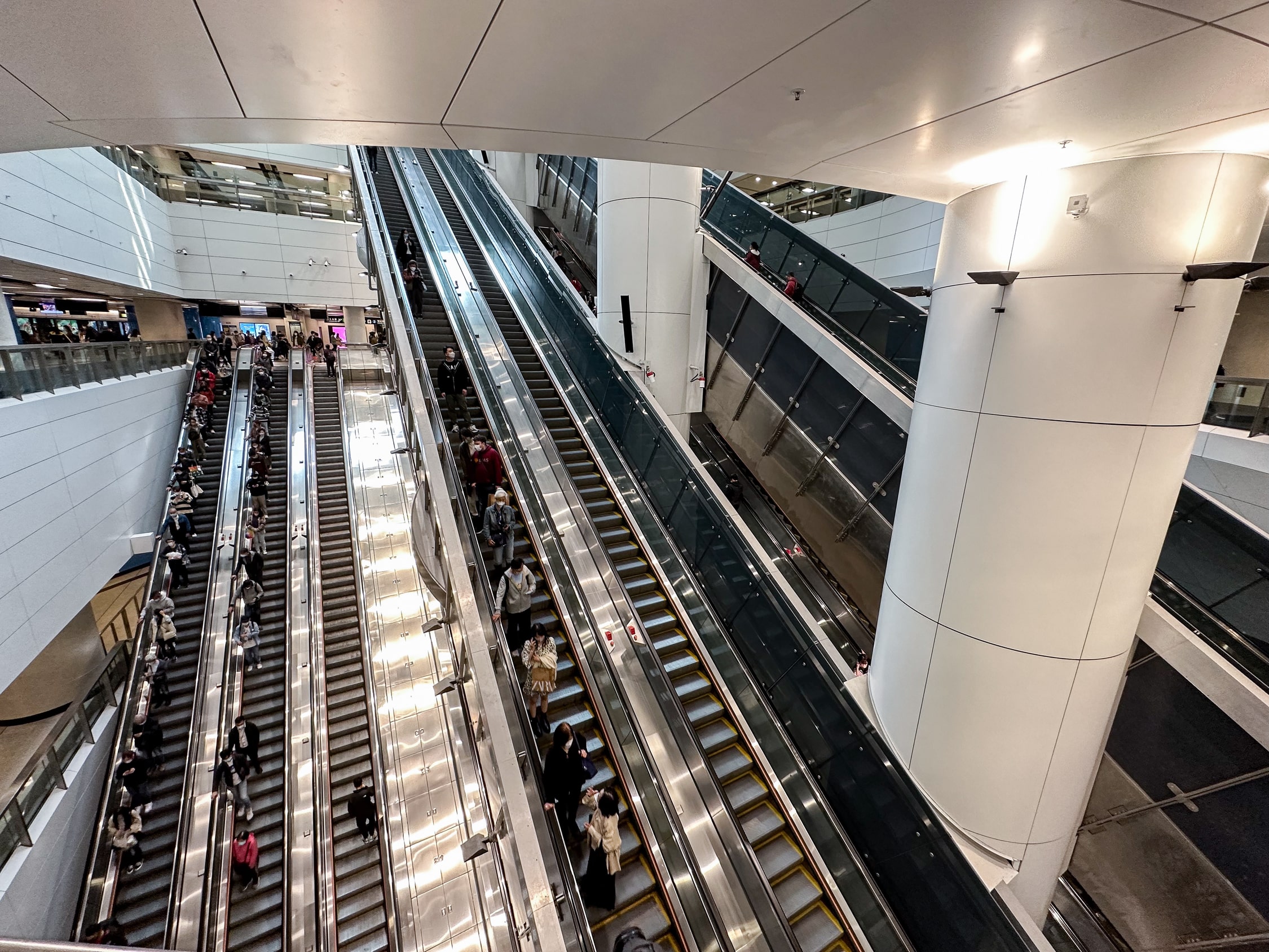 Viele parallele, sehr lange Rolltreppen auf mehreren Ebenen.