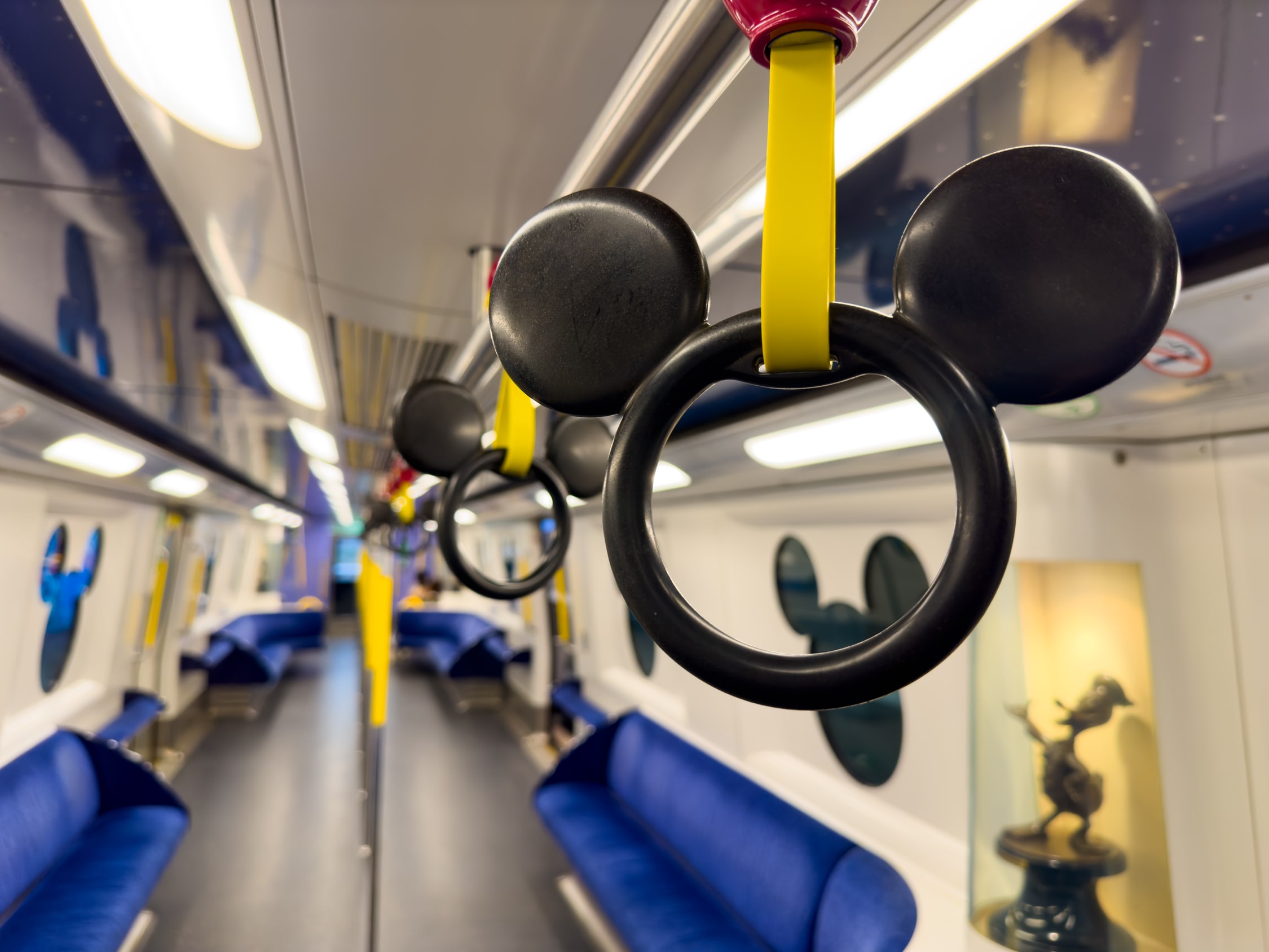 Haltegriff in der Bahn, der auch aussieht wie ein Mickey Mouse Kopf