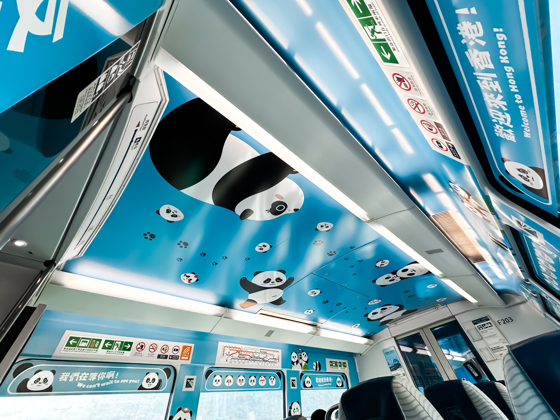Der Innenraum des Zuges ist mit Cartoon-Pandas beklebt
