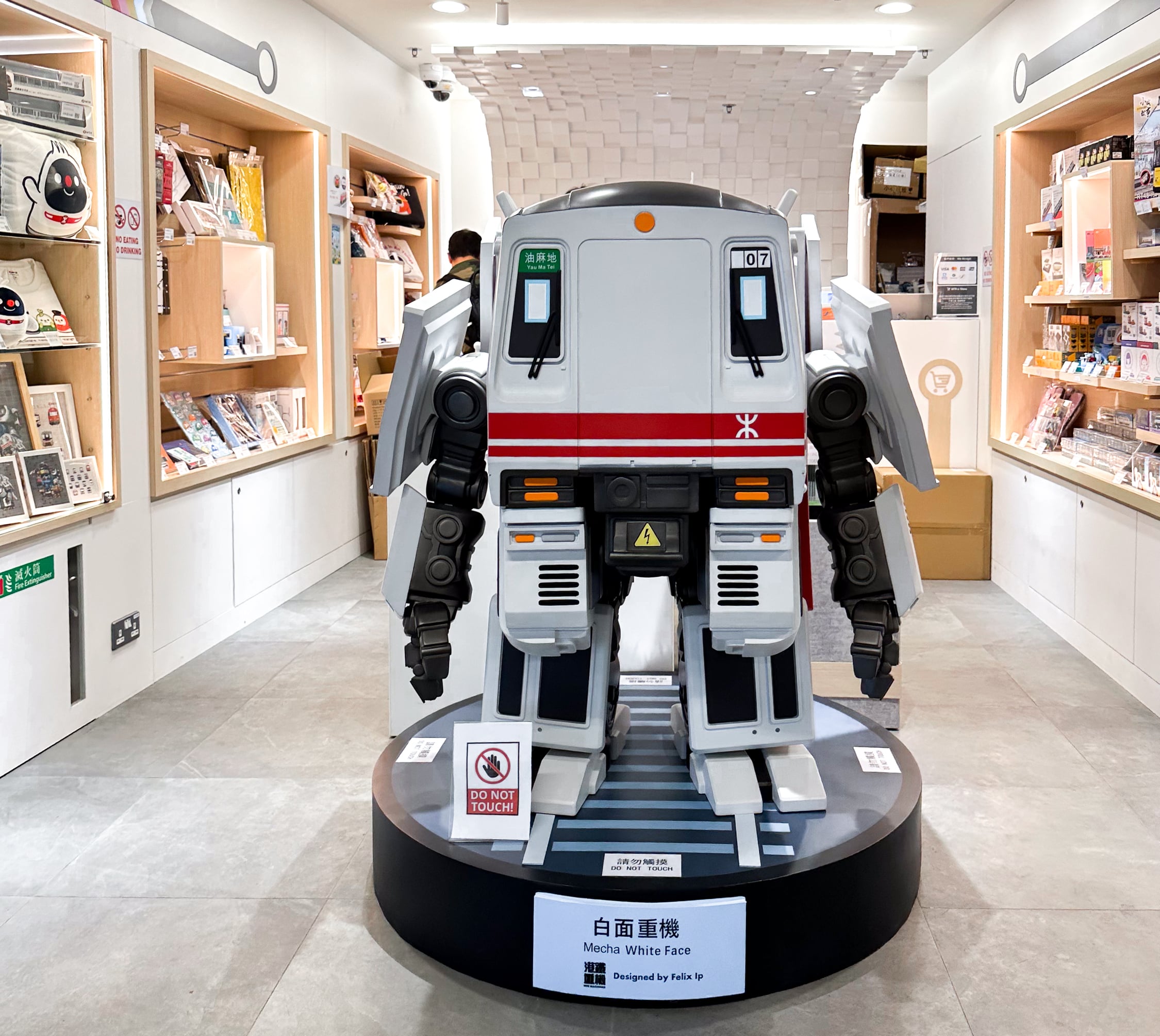 Ein MTR-Transformer steht als Figur in einem Kleinen Laden