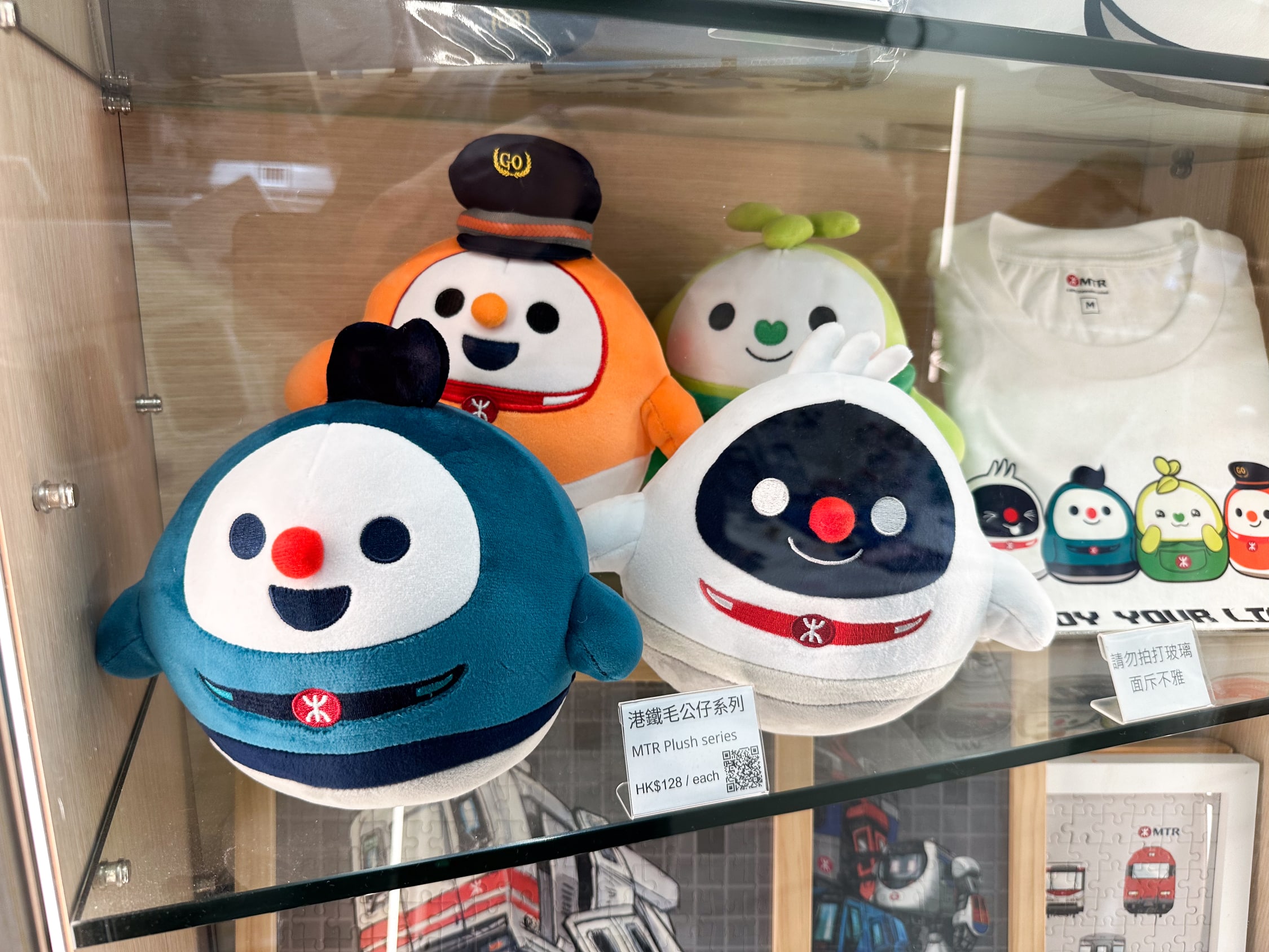 In einem Regal stehen 4 Plüschfiguren