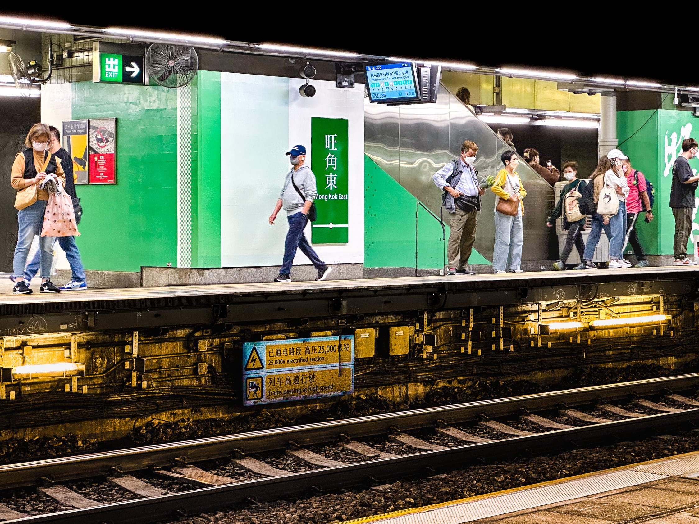 Blick auf einen Bahnsteig ohne Bahnsteigtüren. Unterhalb des Bahnsteiges verlaufen Sichtbar Kabel und es sind Leuchtstoffröhren installiert