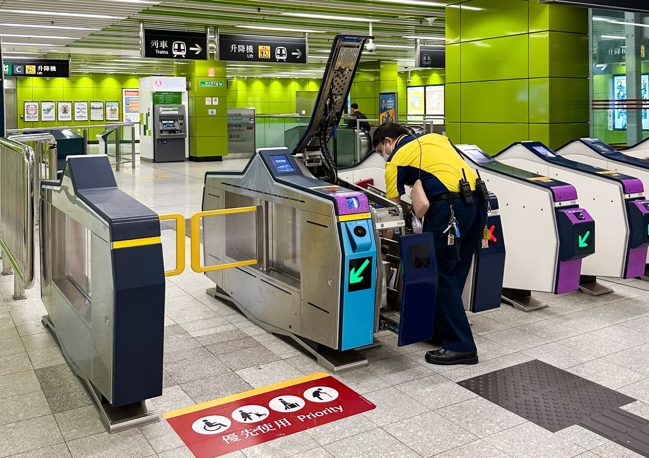 Ticket Gates. Eines ist geöffnet und wird gerade gewartet.