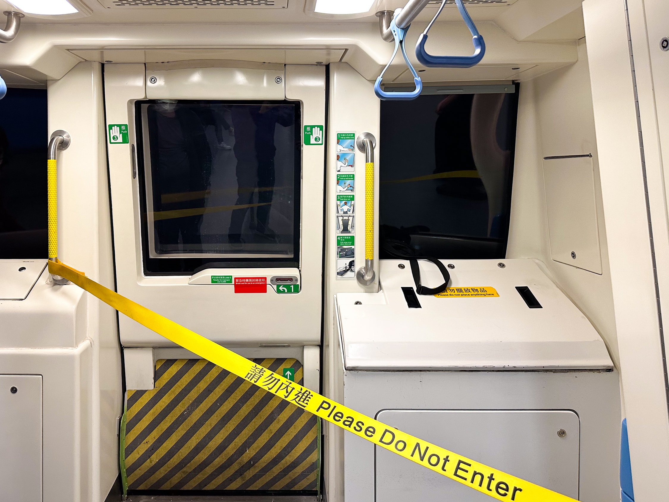 Blick auf die vorderen Fenster eines Automatisch fahrenden Zuges