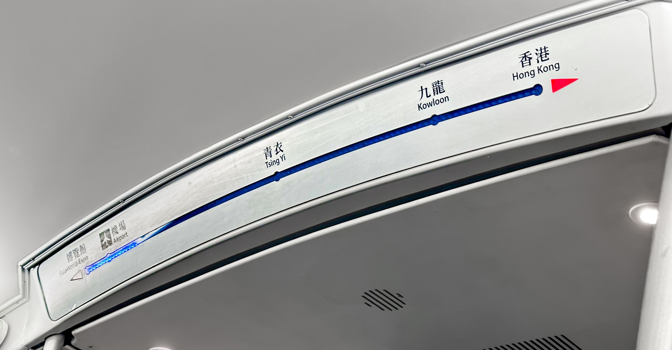 Anzeige aus einer Reihe von blauen LEDs die den Fahrtfortschritt zwischen Flughafen und Hong Kong visualisiert.