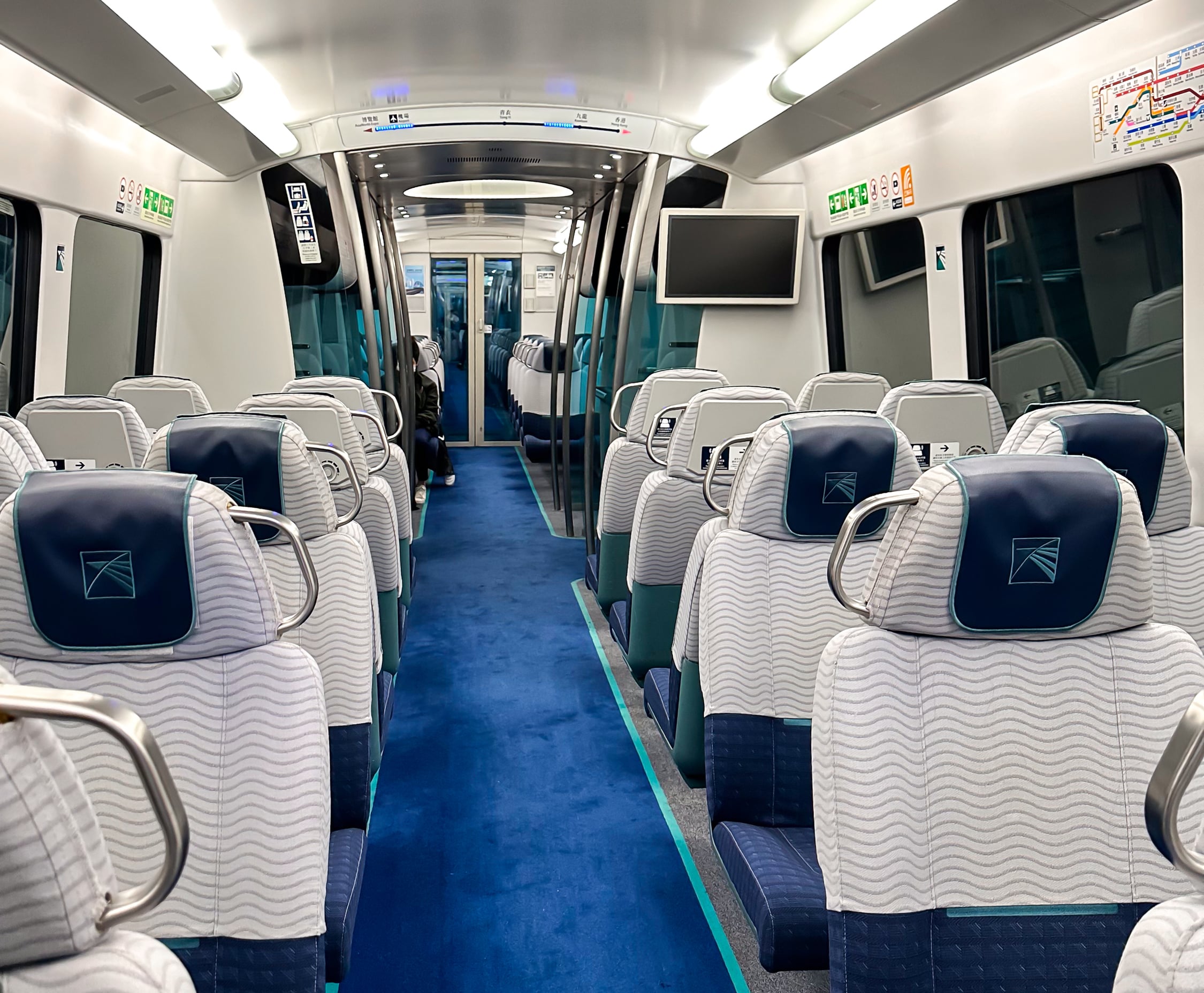 Blick durch einen Wagen des Airport Express