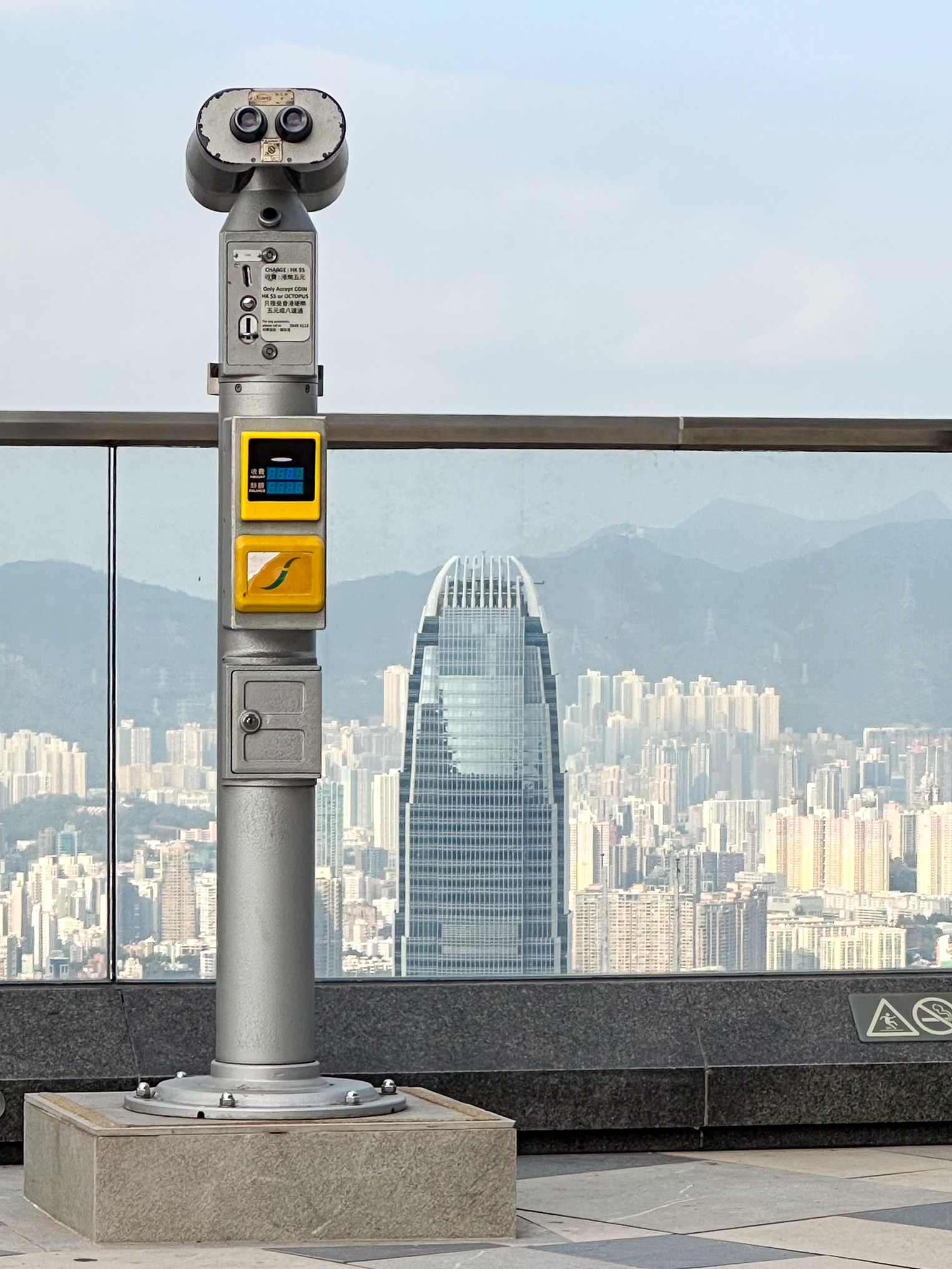 Ein Octopuskartreader an einem stationären Fernglas mit dem man vom Berg aus runter auf die Stadt gucken kann.