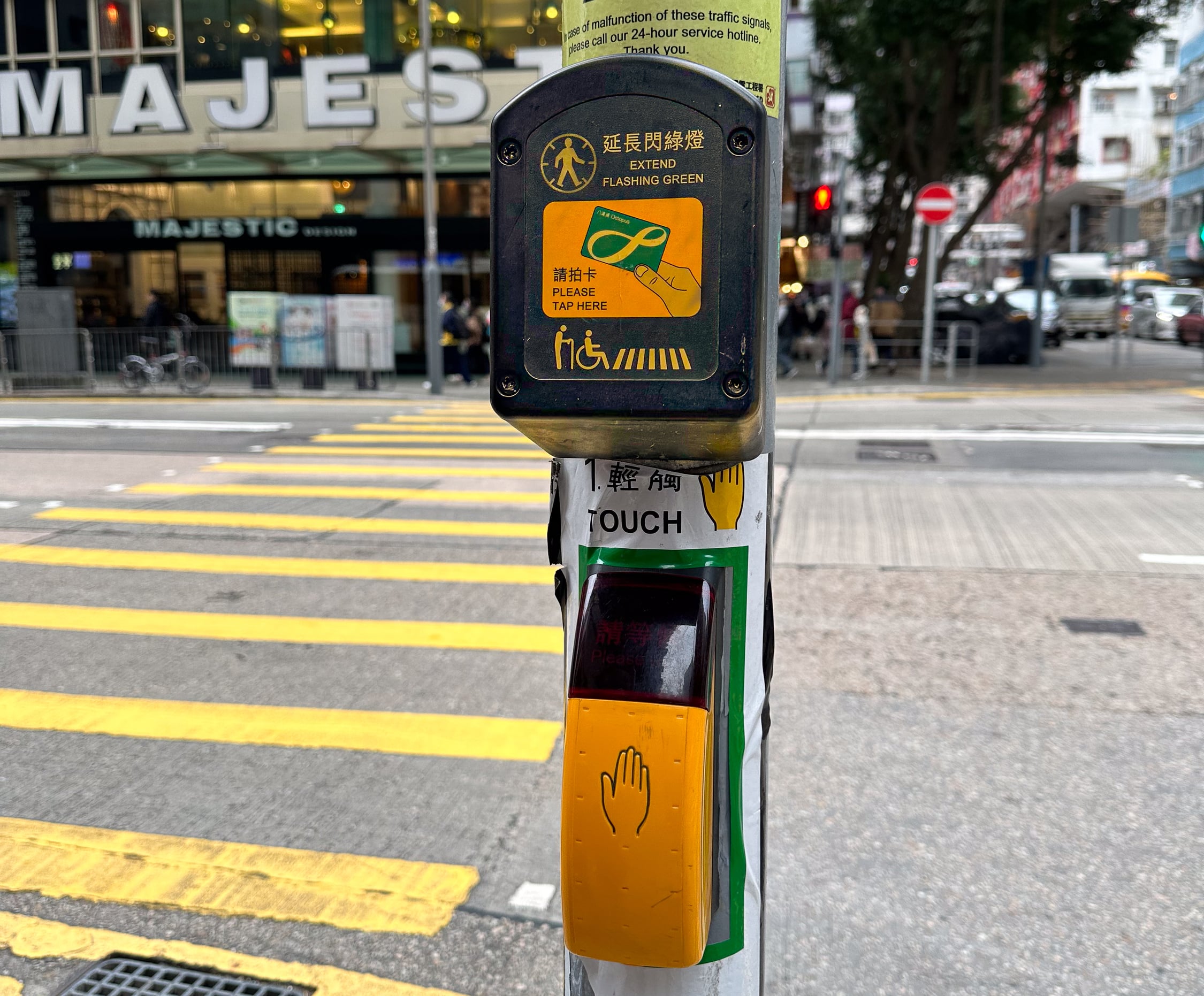 Octopus Card Terminal an einer Ampel.