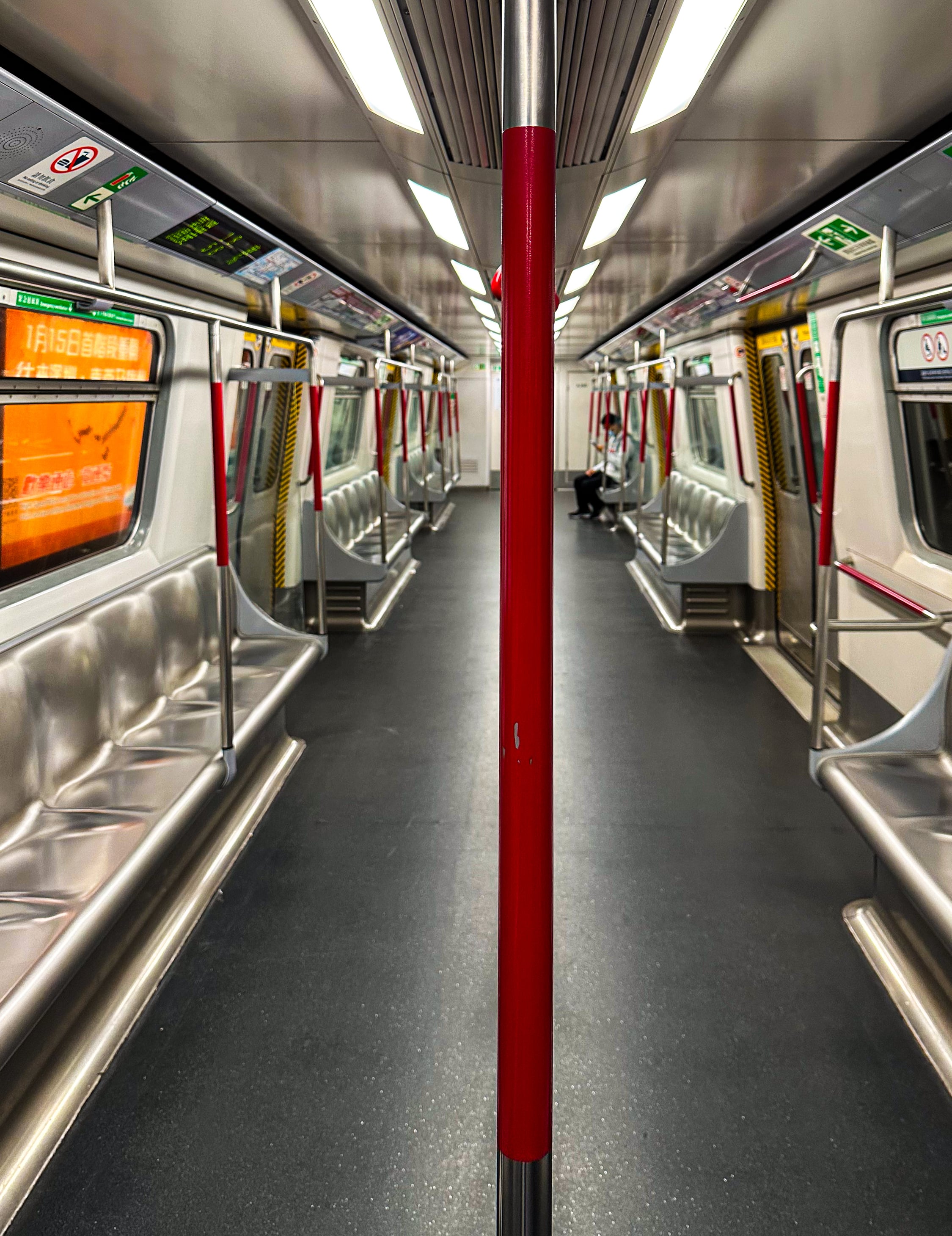 Einen U-Bahnwagen von innen fotografiert