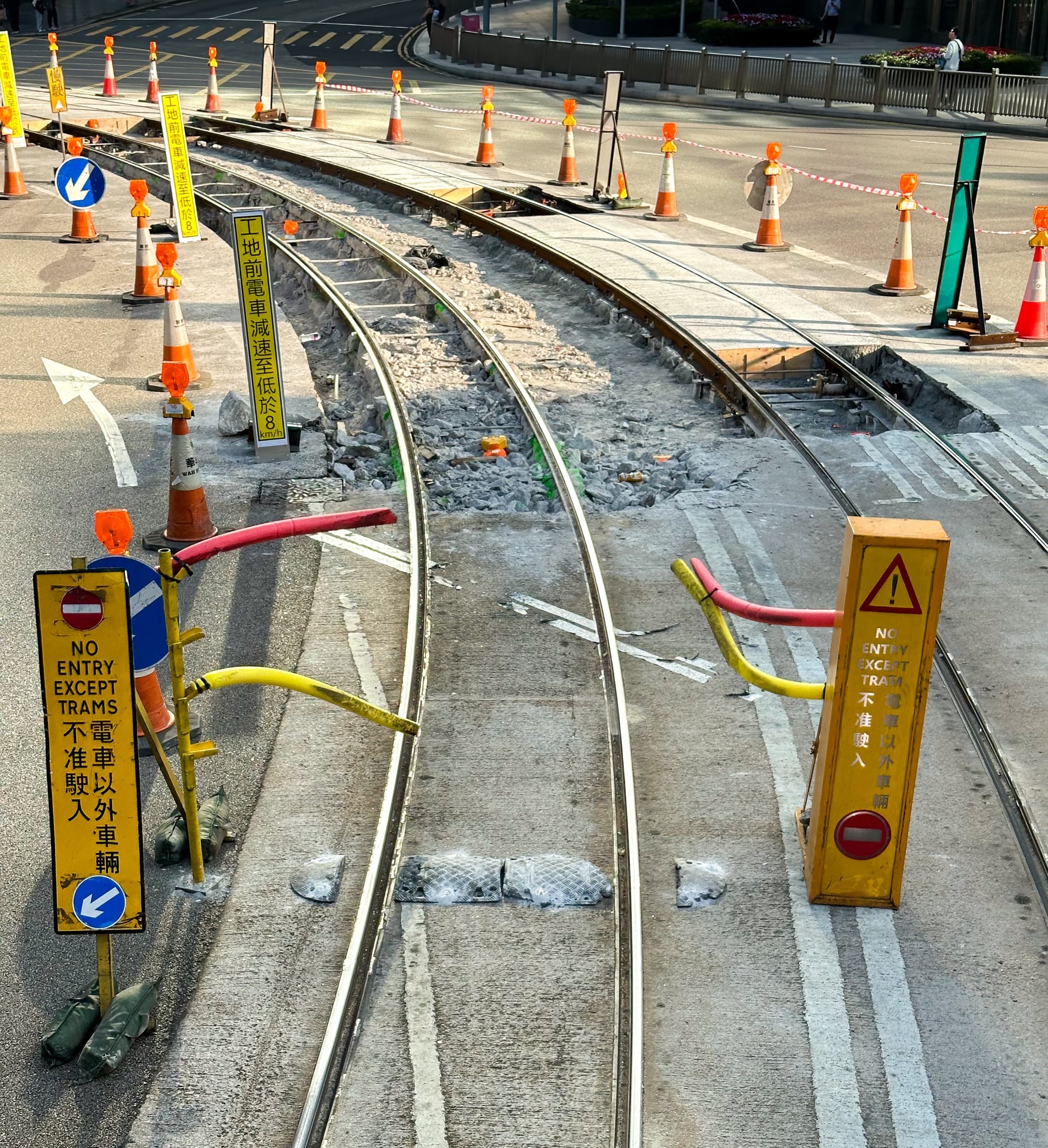 Baustelle an den Straßenbahngleisen. Poolnudeln ragen von beiden Seiten über die Tram Gleise.