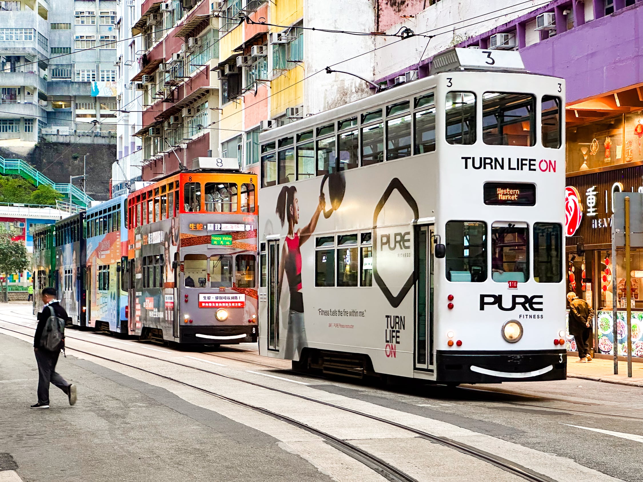 Fünf Doppelstock-Trams stehen hintereinander