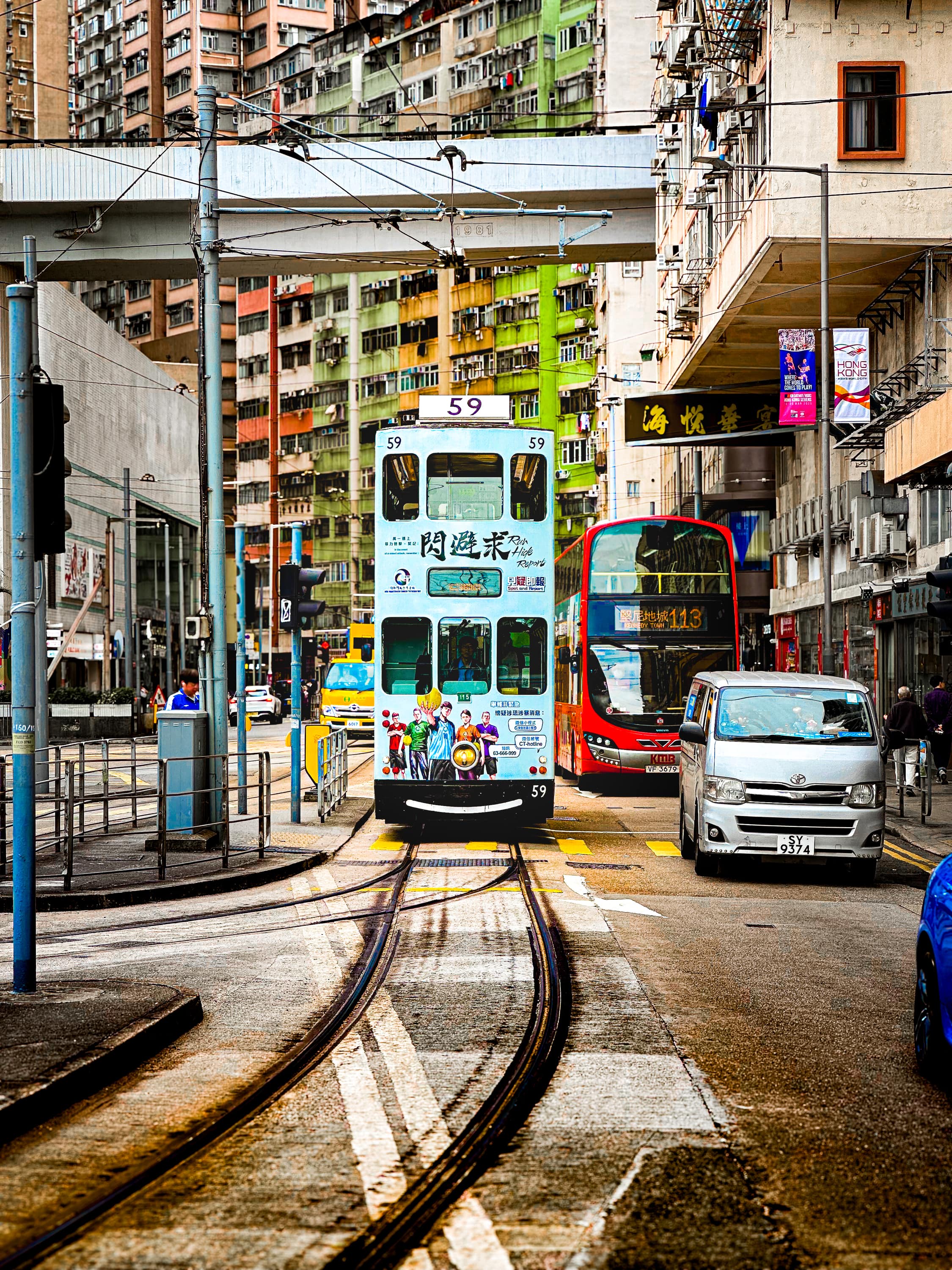 Eine Tram fährt unter eine Brücke hindurch