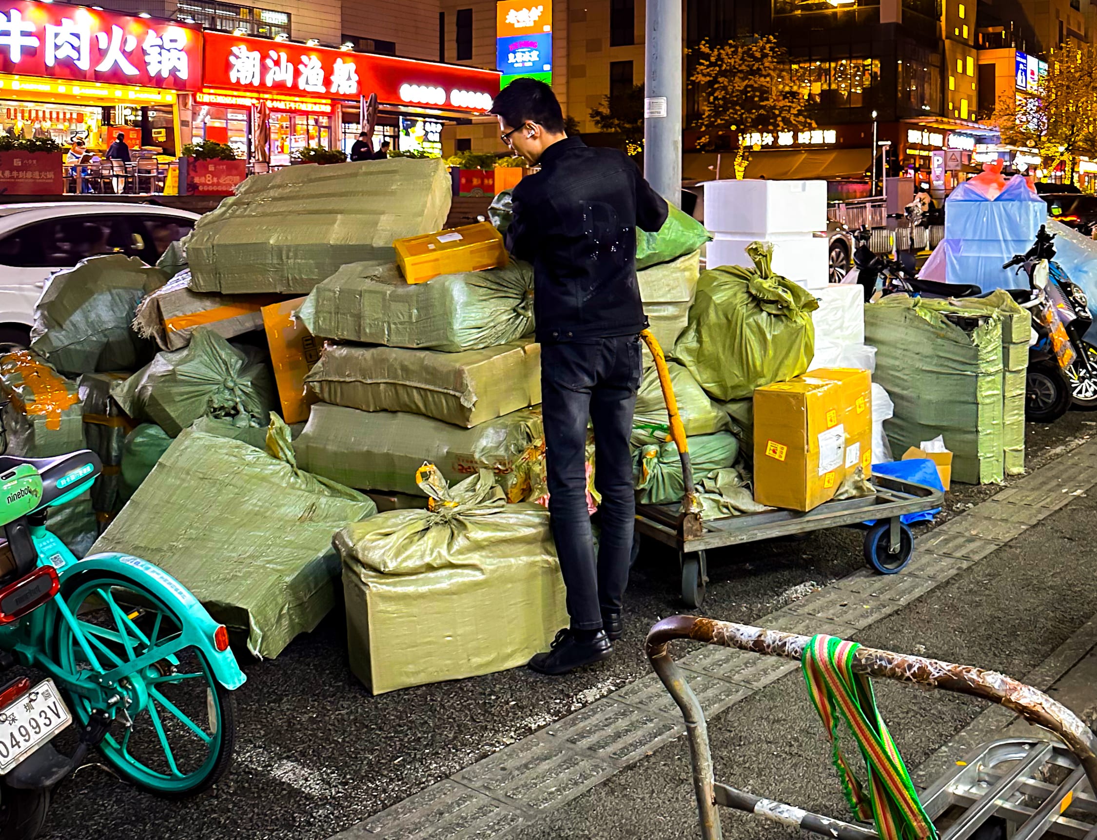 Am Straßenrand werden Pakete gestapelt