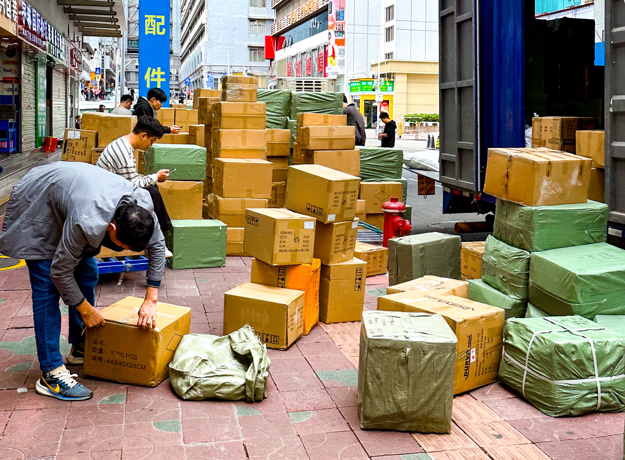 Am Straßenrand werden in von einem LKW geladen