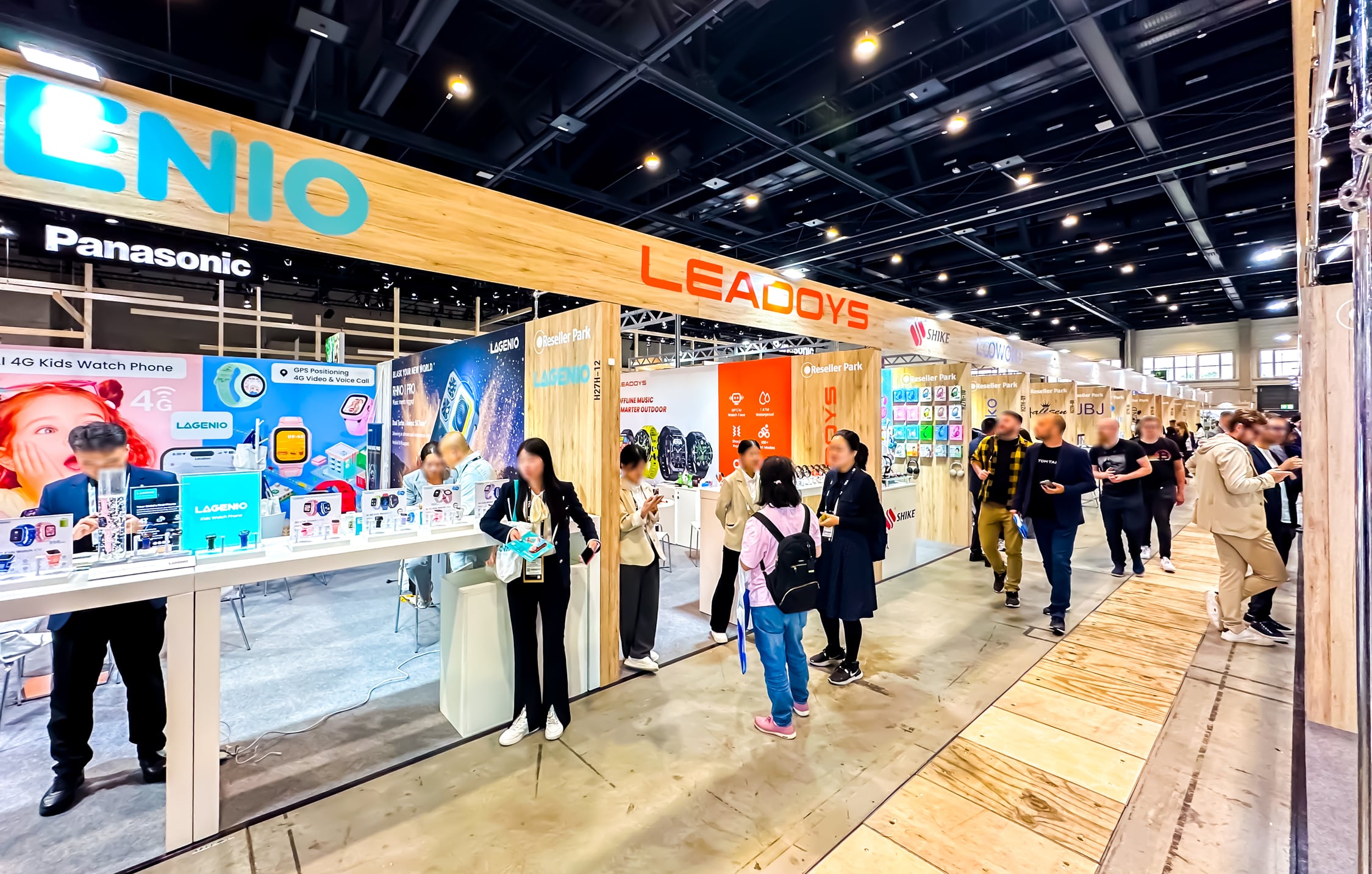 Eine Reihe an Ständen von chinesischen Marken auf der IFA