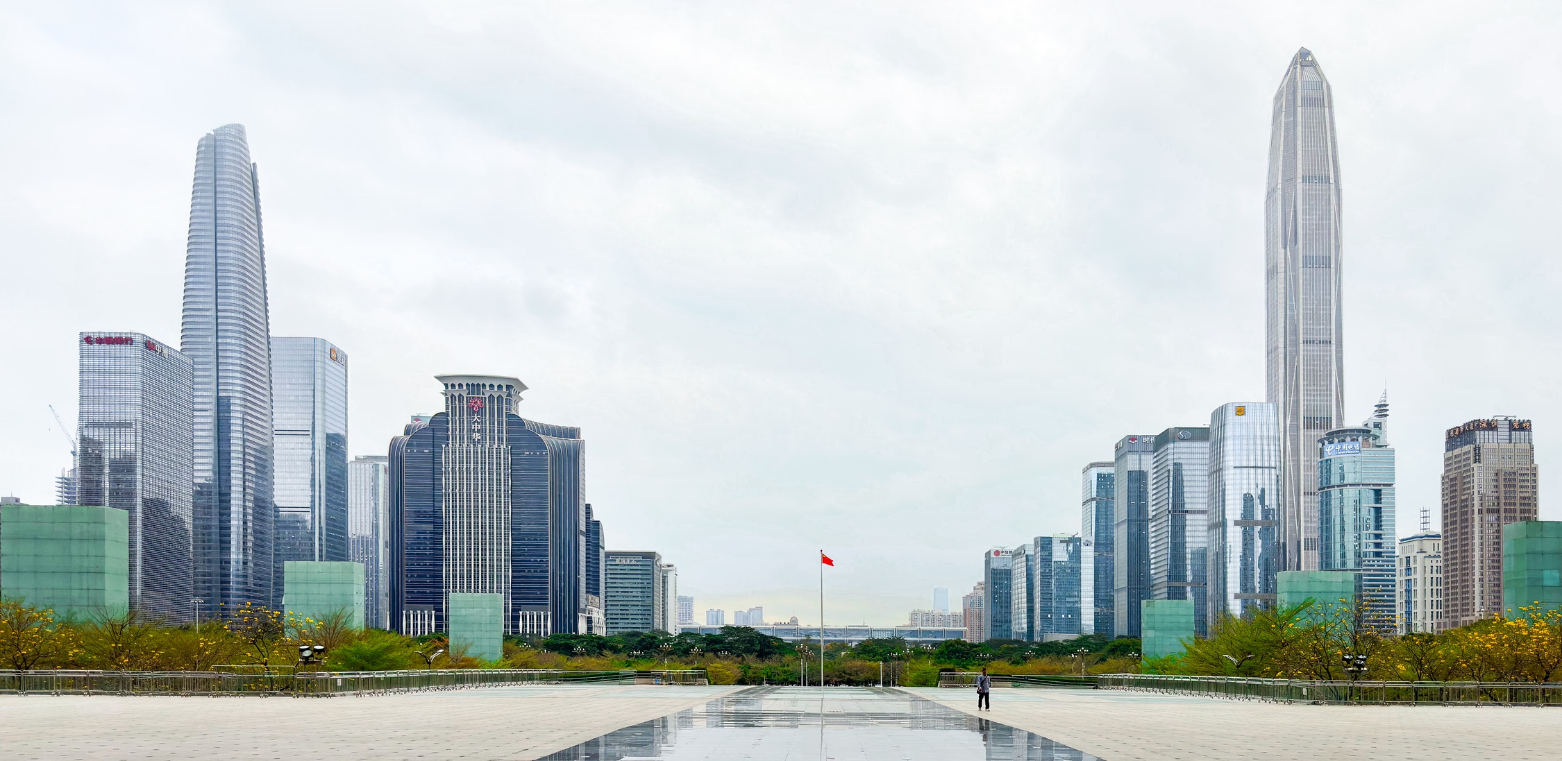 Blick auf das Finanzdistrik von Shenzhen. Rechts und Links türmen sich moderne Woleknkratzer