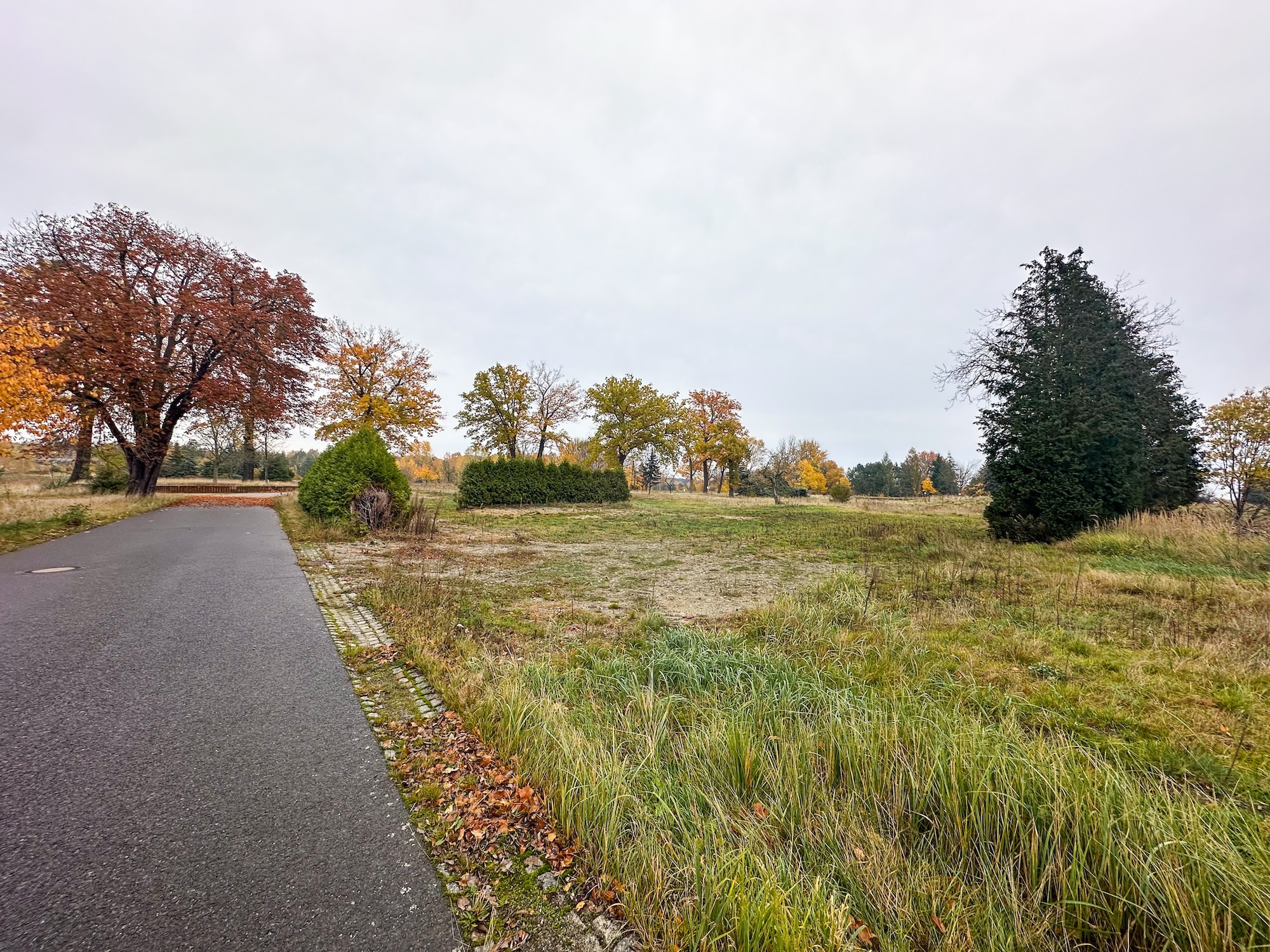 drei ecken stehen im rechten Winkel zueinander auf einer Wiese neben einer Straße