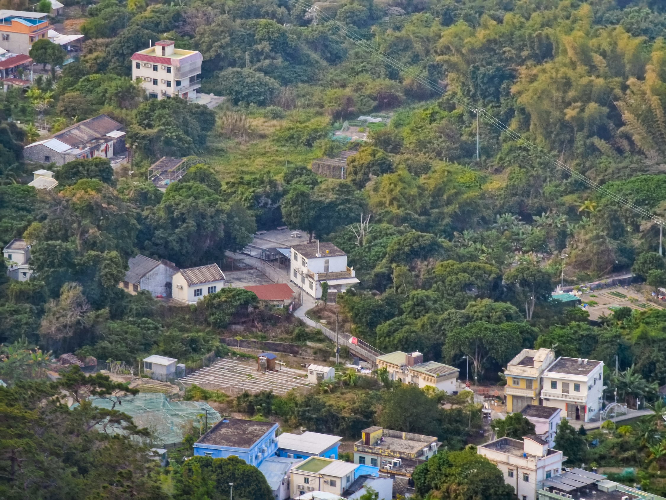 Blick von oben auf ein kleines Dorf mit Häusern zwischen 1 und 3 Stockwerken.